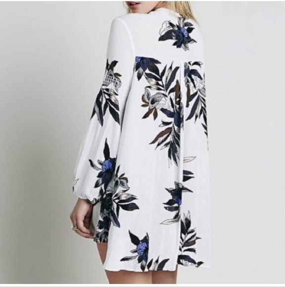 Free People Boho Floral White Tunic Top Blouse Keyhole Front Pockets Size Medium - Picture 2 of 10